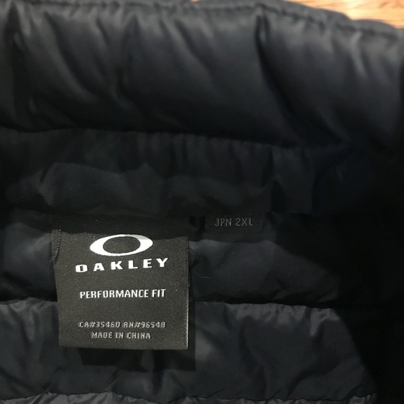Oakley Men's Black Puffer Vest - Picture 4 of 5